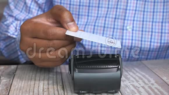 支付终端从一张卡充电关闭视频的预览图