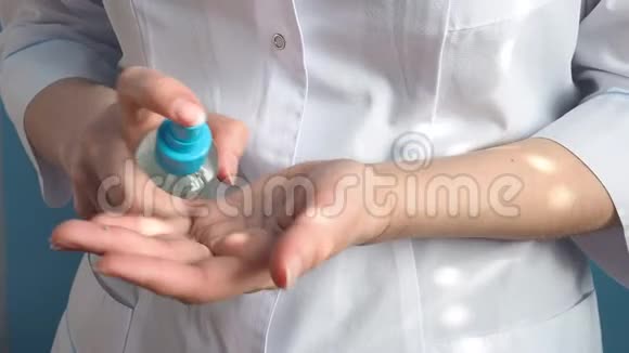 护士用清洁液消毒双手视频的预览图