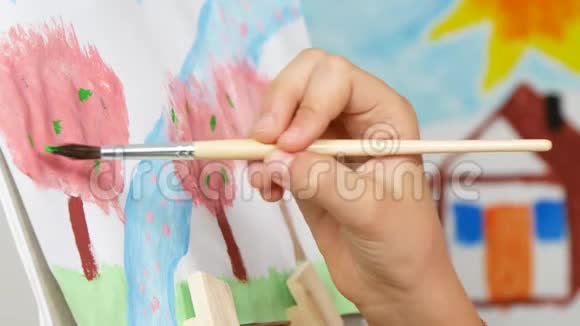 画架上的儿童画车间班的学童女工艺术工艺视频的预览图