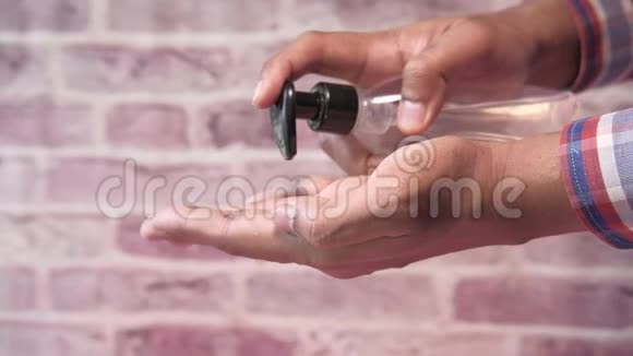 男士用洗手液洗手关门视频的预览图