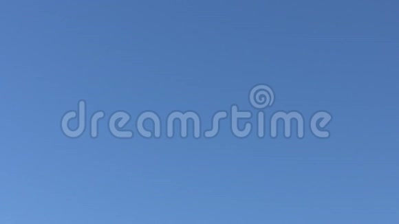 一架飞机在蓝天飞行的录像视频的预览图