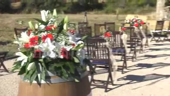 带有椅子和花饰的自然婚礼祭坛视频的预览图