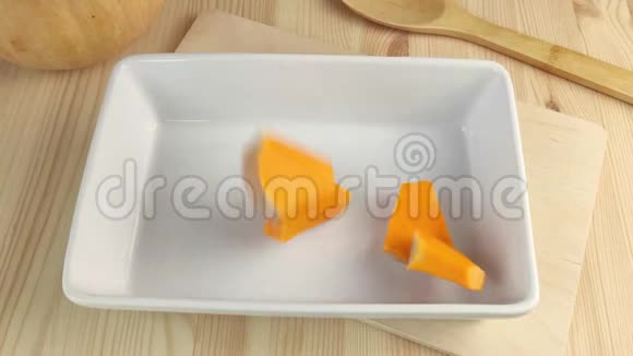 切片的南瓜放在白色的长方形盘子里煮橙烤南瓜健康蔬菜素食者食品关闭视频的预览图