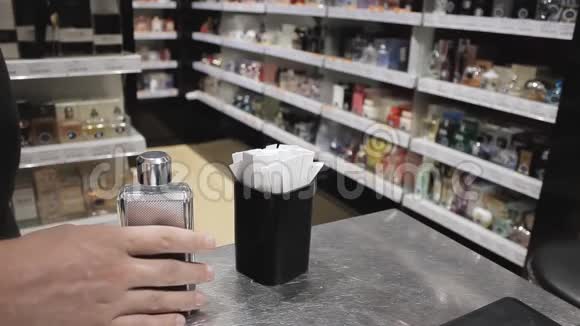 一个年轻人在免税店选择一种他会喜欢的香水视频的预览图