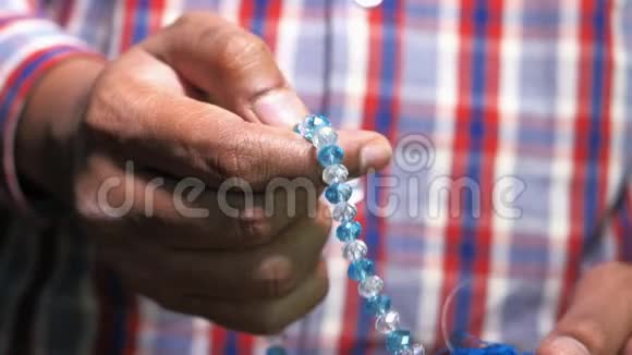 年轻穆斯林男子夜间祈祷的手视频的预览图
