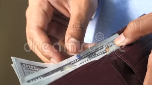年轻人手里拿钱包里的钞票视频的预览图
