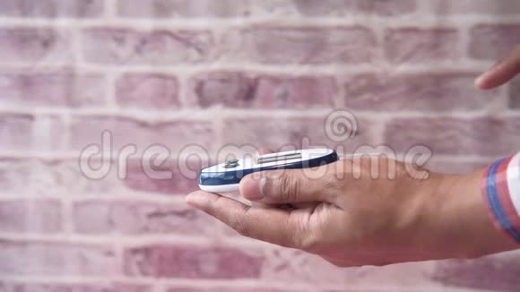 糖尿病患者用血糖仪测量血糖水平视频的预览图