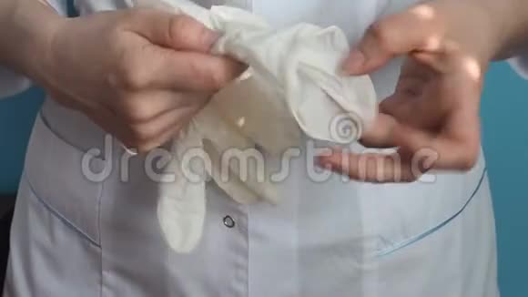 一位身穿白大褂的医生手上戴着医用乳胶手套视频的预览图