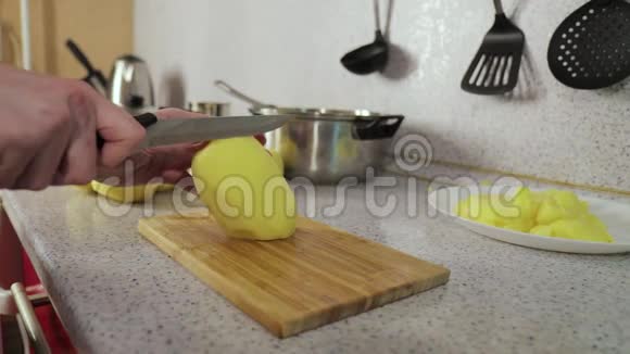 手把土豆切在木板上视频的预览图