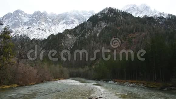 位于奥地利施蒂里亚地区拥有恩恩斯河和美丽山景的盖斯国家公园视频的预览图