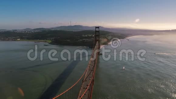 穿过金门大桥驶向旧金山的普雷西迪奥船游艇在下面航行晴空万里视频的预览图