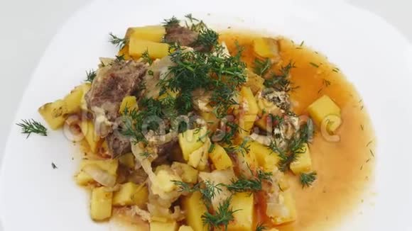 土豆炖菜牛肉和青菜放在白色盘子里视频的预览图