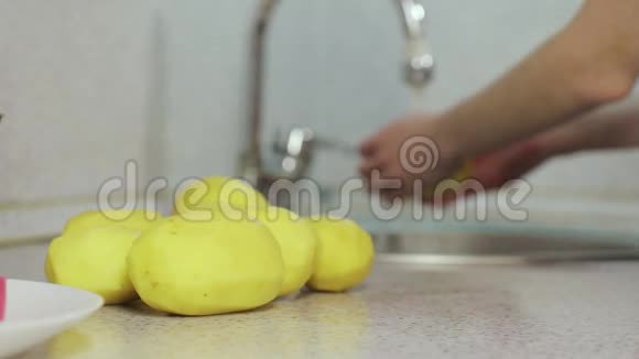 土豆皮和手洗土豆模糊背景视频的预览图