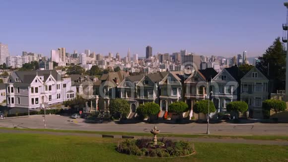 小的风景如画的旧画维多利亚时代的房子与喷泉和对比现代市中心的城市景观在旧金山视频的预览图