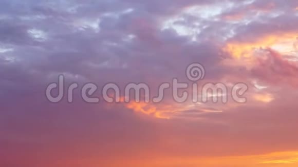 4K时程夕阳的余晖中粉红色的浓云视频的预览图