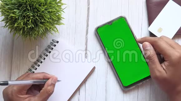 绿色屏幕手机人使用智能手机浏览和点击视频的预览图