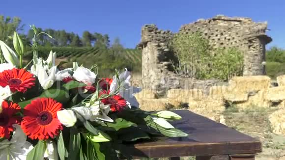 桌子上的花后面有城堡废墟视频的预览图