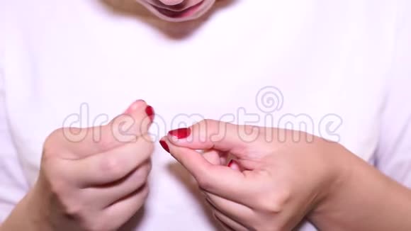 一个女人挑她的指甲年轻女子摘指甲女人焦急地摘指甲视频的预览图