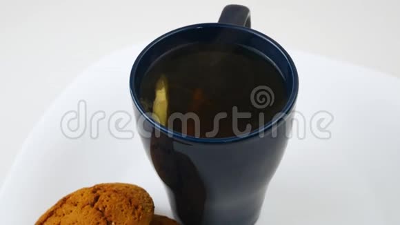 茶和两块饼干用一片柠檬热饮燕麦饼干视频的预览图