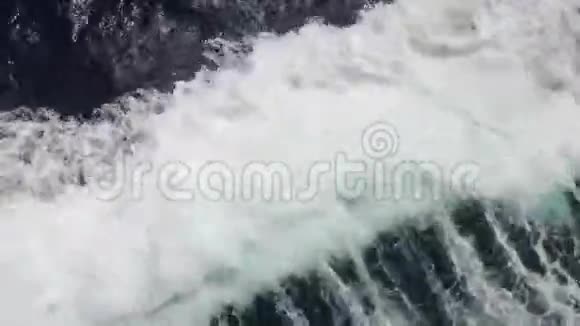 高空俯视海浪在海滩附近的暗礁上破碎海波上危石鸟瞰无人机鸟的视野视频的预览图