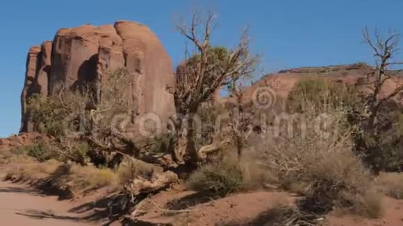 纪念碑谷沙漠中的橙色红色岩石团视频的预览图