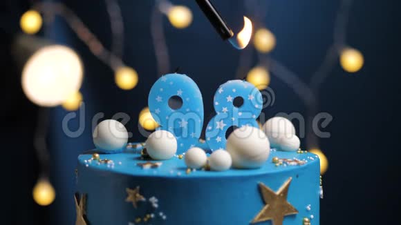 生日蛋糕数字98星天和月的概念蓝色蜡烛是火的打火机然后吹出来复制空间视频的预览图