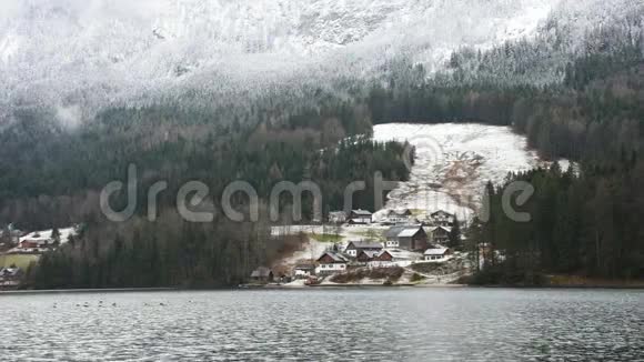 奥地利施蒂里亚最大的湖泊格伦德尔湖坐落在美丽的山景之中坐落在视频的预览图