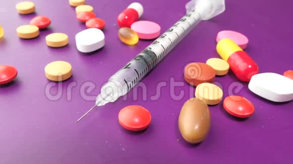 彩色背景下的医疗药物和注射器视频的预览图