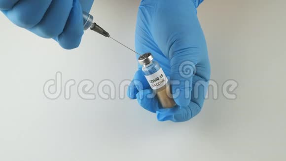 冠状病毒疫苗双手带手套拿着注射器和小瓶视频的预览图