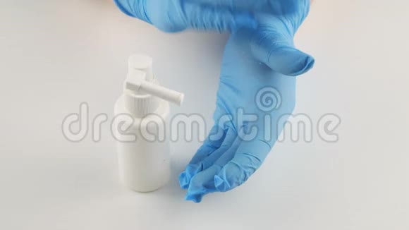 处理手消毒剂白色瓶子里的防腐剂视频的预览图