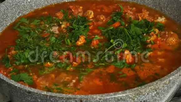 在家煮意大利饭用木抹子拌西红柿蔬菜调料视频的预览图