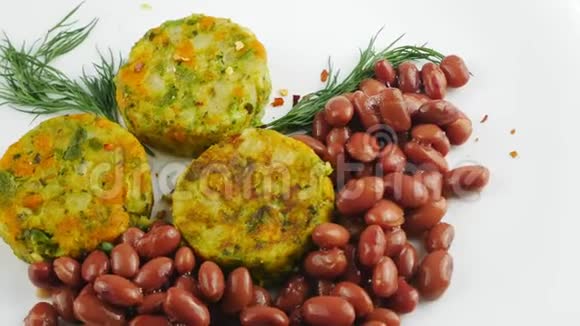 蔬菜馅饼和红豆用草药和香料装饰视频的预览图