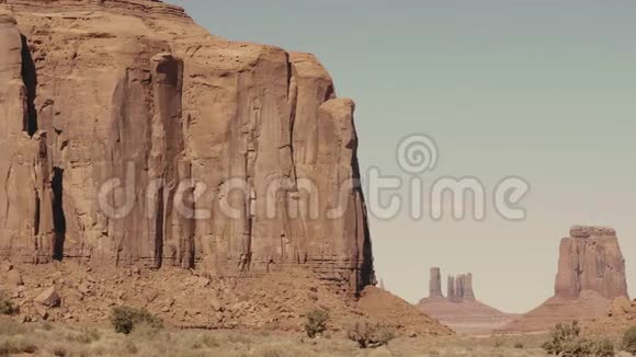 著名的西方红砂岩岩景点在纪念碑谷视频的预览图