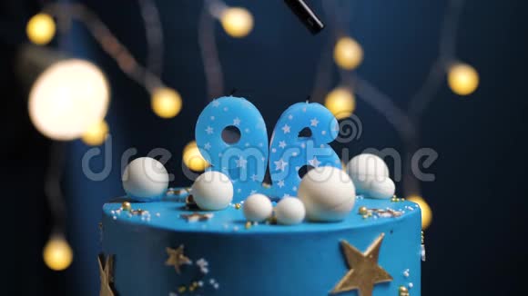 生日蛋糕数字96星天和月的概念蓝色蜡烛是火的打火机然后吹出来复制空间视频的预览图