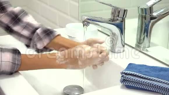 儿童在浴室洗手儿童使用肥皂和水少女保健视频的预览图