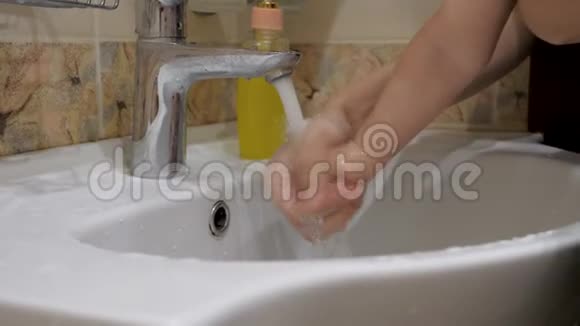 母亲用水清洗婴儿手防止感染病毒视频的预览图
