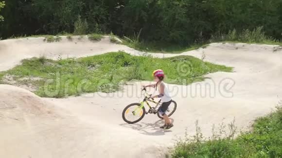 一个骑自行车的男孩骑着自行车进进出出视频的预览图