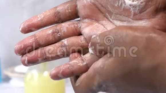 男人在洗手前用肥皂洗手视频的预览图