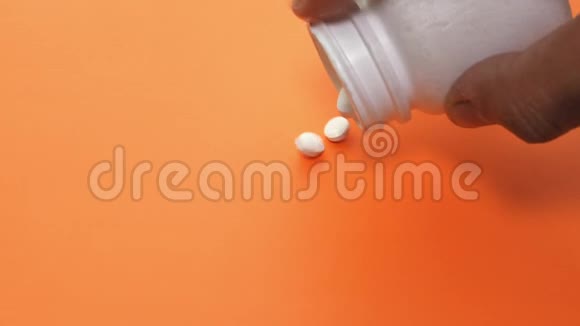 药物和胶囊从彩色背景的容器溢出视频的预览图