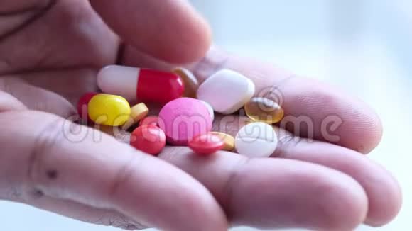 彩色药丸和药物关闭视频的预览图