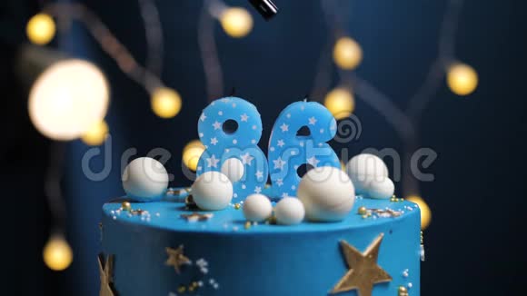 生日蛋糕数字86星天和月的概念蓝色蜡烛是火的打火机然后吹出来复制空间视频的预览图