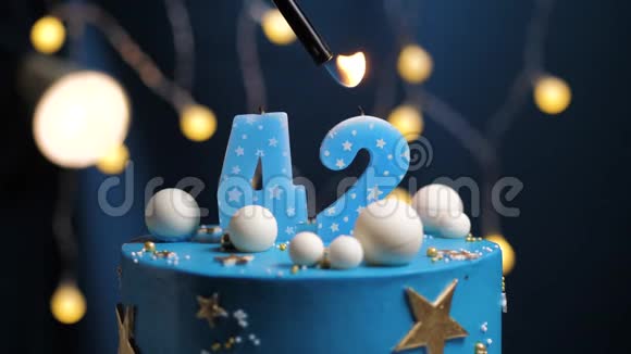 生日蛋糕数字42星天和月的概念蓝色蜡烛是火的打火机然后吹出来复制空间视频的预览图