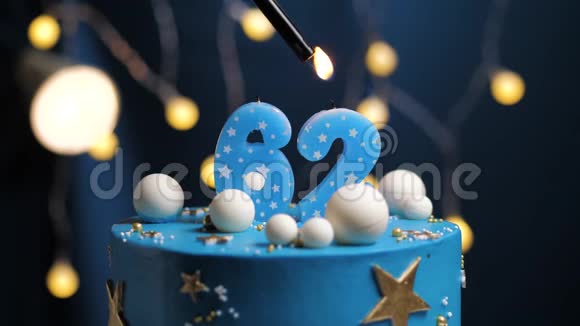 生日蛋糕数字62星天和月的概念蓝色蜡烛是火的打火机然后吹出来复制空间视频的预览图