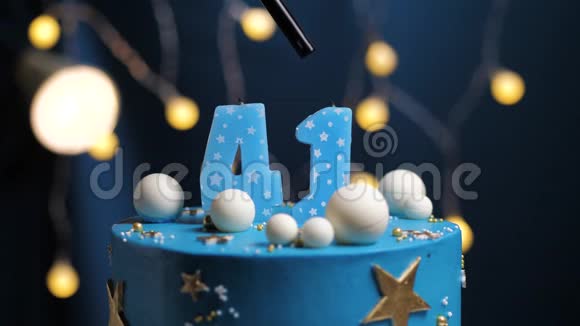 生日蛋糕数字41星天和月的概念蓝色蜡烛是火的打火机然后吹出来复制空间视频的预览图