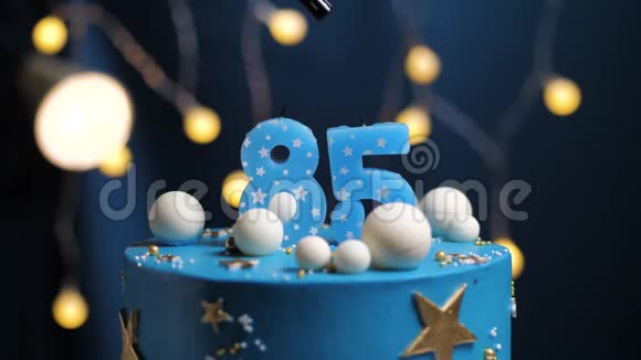 生日蛋糕数字85星天和月的概念蓝色蜡烛是火的打火机然后吹出来复制空间视频的预览图