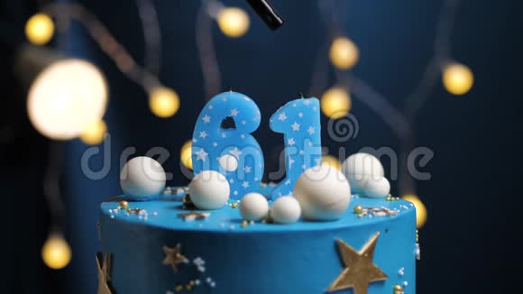 生日蛋糕数字61星天和月的概念蓝色蜡烛是火的打火机然后吹出来复制空间视频的预览图