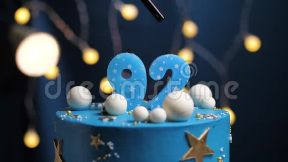 生日蛋糕数字92星天和月的概念蓝色蜡烛是火的打火机然后吹出来复制空间视频的预览图