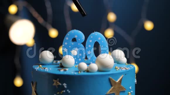 生日蛋糕数字60星天和月的概念蓝色蜡烛是火的打火机然后吹出来复制空间视频的预览图