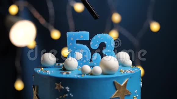 生日蛋糕数字53星天和月的概念蓝色蜡烛是火的打火机然后吹出来复制空间视频的预览图