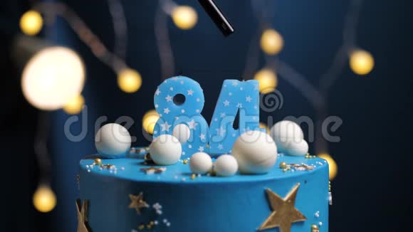 生日蛋糕数字84星天和月的概念蓝色蜡烛是火的打火机然后吹出来复制空间视频的预览图